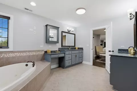Bath - 12023 Ashbrook Ln, Mokena, IL 60448 photo 4 of 10