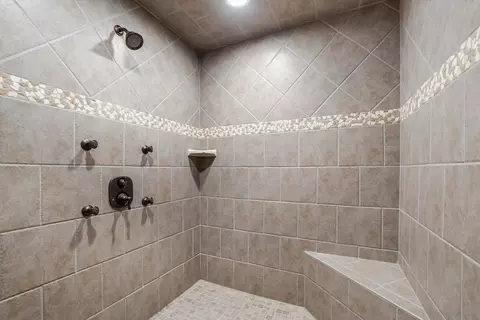 Bath - 12023 Ashbrook Ln, Mokena, IL 60448 photo 6 of 10