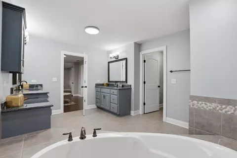 Bath - 12023 Ashbrook Ln, Mokena, IL 60448 photo 5 of 10