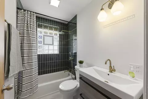 Bath - 1412 Avery Ave, Wheaton, IL 60187 photo 2 of 3