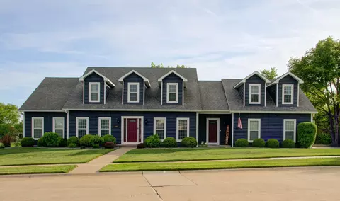 2267 Saint Andrews Cir, Bettendorf, IA 52722