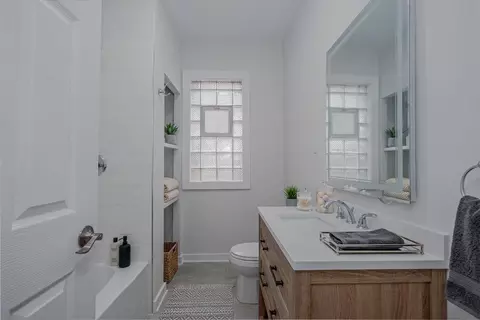 Bath - 8137 S Loomis Blvd, Chicago, IL 60620 photo 1 of 3