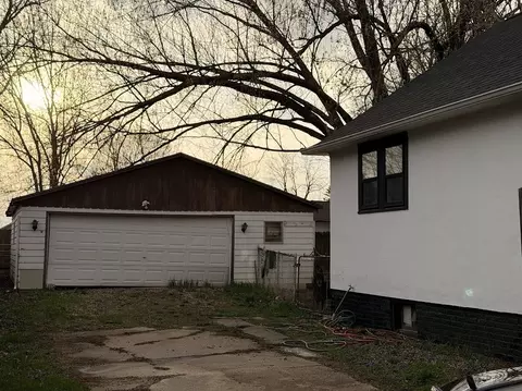 Exterior - 1762 S Oak Ave, Freeport, IL 61032 photo 3 of 4