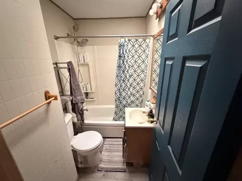 Bath - 1762 S Oak Ave, Freeport, IL 61032 photo 1 of 2
