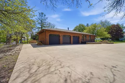 19316 Nottingham Dr, Bloomington, IL 61705 photo 3