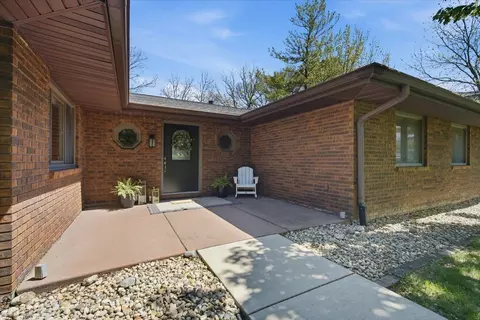 19316 Nottingham Dr, Bloomington, IL 61705 photo 4