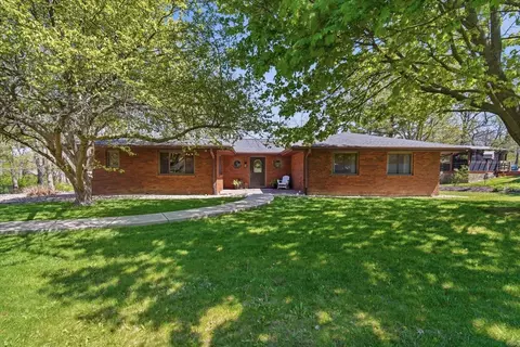 19316 Nottingham Dr, Bloomington, IL 61705