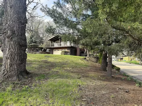 Exterior - 609 Moss Pl, Dixon, IL 61021 photo 4 of 13