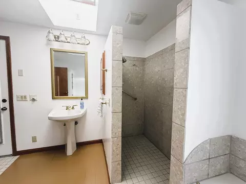 Bath - 609 Moss Pl, Dixon, IL 61021 photo 2 of 3
