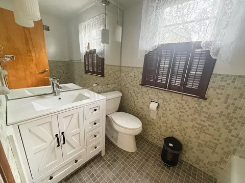 Bath - 609 Moss Pl, Dixon, IL 61021 photo 3 of 3