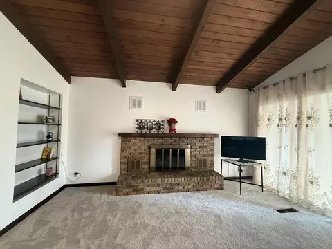 Living - 609 Moss Pl, Dixon, IL 61021 photo 2 of 3