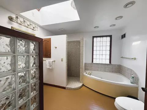 Bath - 609 Moss Pl, Dixon, IL 61021 photo 1 of 3