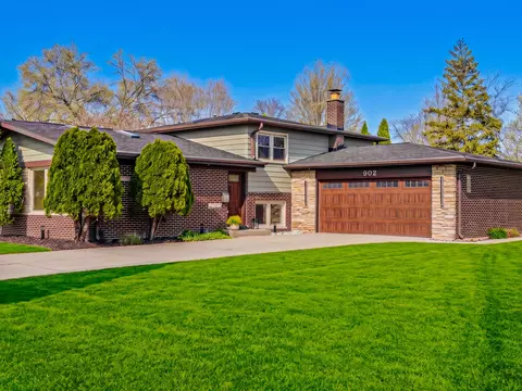 909 S Waverly Pl, Mount Prospect, IL 60056