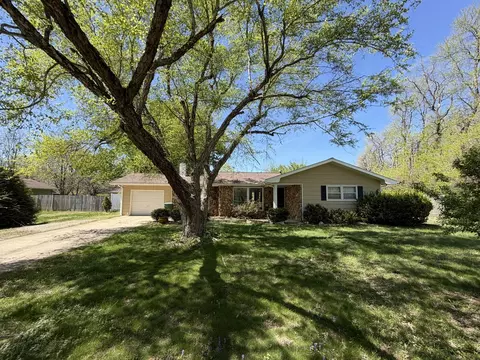 2100 Ironwood Ln, Charleston, IL 61920