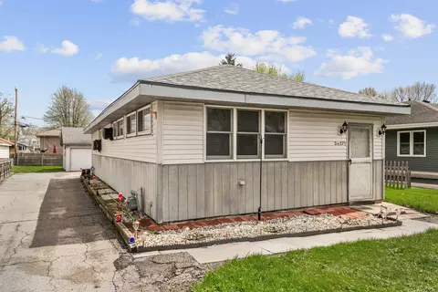 3 S571 Tinker Ave, Warrenville, IL 60555