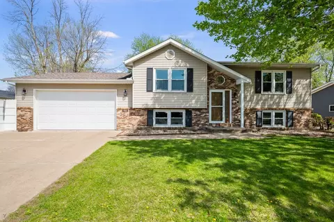 509 N 6th St, Eldridge, IA 52748