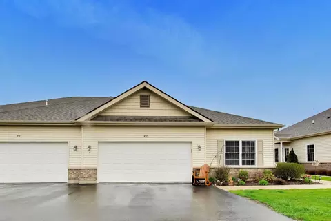 927 Camden St #B, Mchenry, IL 60050
