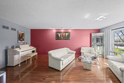Living - 4328 Phyllis Dr, Northbrook, IL 60062 photo 2 of 3