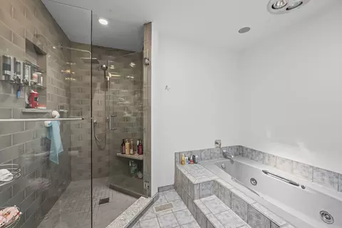 Bath - 4328 Phyllis Dr, Northbrook, IL 60062 photo 3 of 5