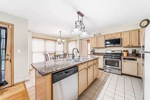 Kitchen - 275 Farmhill Dr, Algonquin, IL 60102 photo 1 of 3