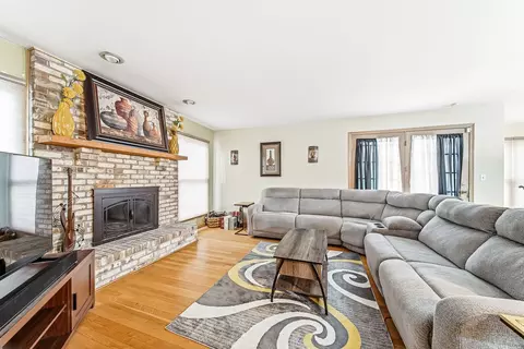 Living - 275 Farmhill Dr, Algonquin, IL 60102 photo 4 of 5