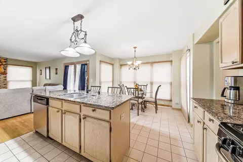 Kitchen - 275 Farmhill Dr, Algonquin, IL 60102 photo 3 of 3