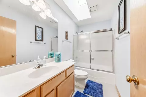 Bath - 275 Farmhill Dr, Algonquin, IL 60102 photo 3 of 3