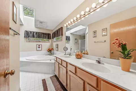 Bath - 275 Farmhill Dr, Algonquin, IL 60102 photo 2 of 3