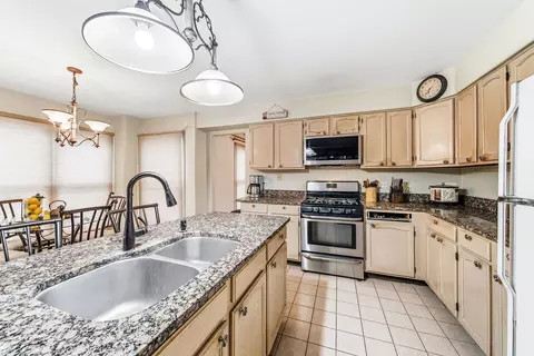 Kitchen - 275 Farmhill Dr, Algonquin, IL 60102 photo 2 of 3
