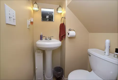 Bath - 1008 Pine St, Ottawa, IL 61350 photo 1 of 3