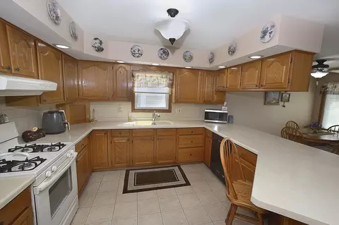 Kitchen - 1008 Pine St, Ottawa, IL 61350 photo 1 of 2