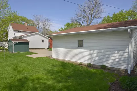 Exterior - 1008 Pine St, Ottawa, IL 61350 photo 3 of 5
