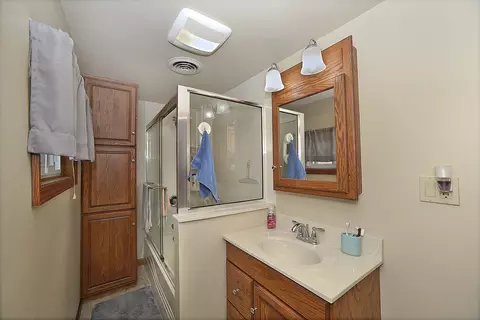 Bath - 1008 Pine St, Ottawa, IL 61350 photo 2 of 3