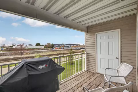 Exterior - 440 E Franklin St #204, Eldridge, IA 52748 photo 3 of 6