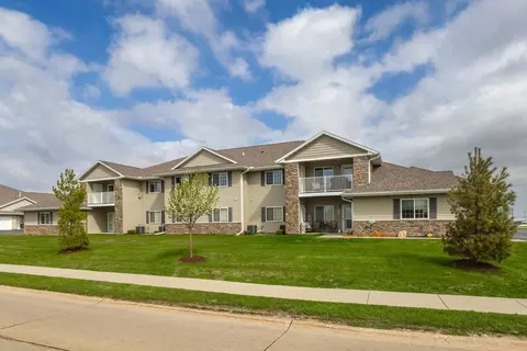 Exterior - 440 E Franklin St #204, Eldridge, IA 52748 photo 4 of 6