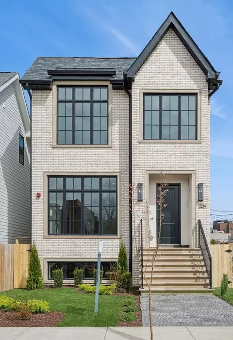 2214 W Oakdale Ave, Chicago, IL 60618