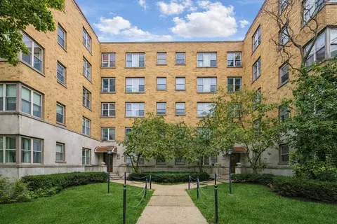 2600 W Balmoral Ave #402, Chicago, IL 60625