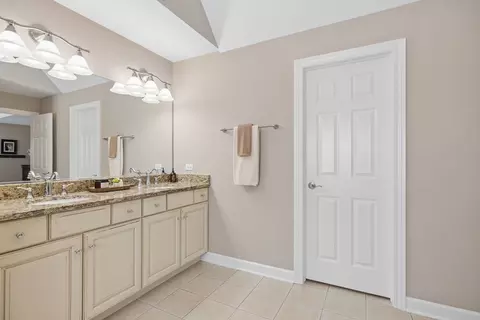 Bath - 26404 W Red Apple Rd, Plainfield, IL 60585 photo 2 of 4