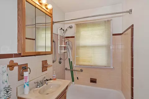 Bath - 4012 204th St, Matteson, IL 60443 photo 1 of 1