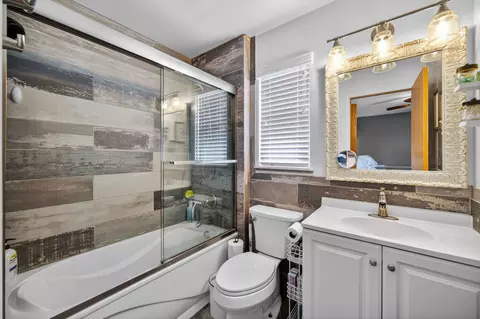 Bath - 2209 Carpenter Ave, Plainfield, IL 60586 photo 3 of 4