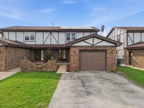 1038 S Hunt Club Dr, Mount Prospect, IL 60056