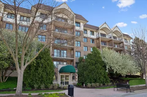 15 S Pine St #604A, Mount Prospect, IL 60056