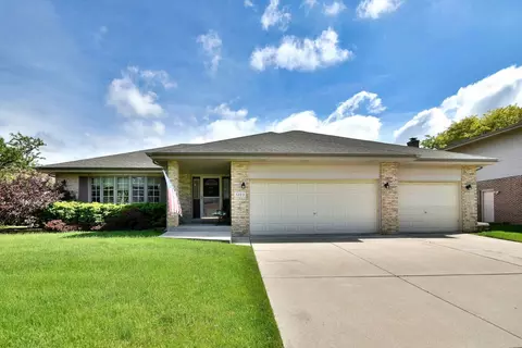 1263 Harleyford Rd, Woodridge, IL 60517