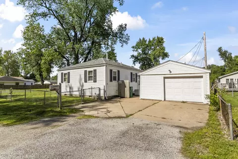 Exterior - 2049 E Hamilton Ave, Springfield, IL 62702 photo 2 of 5