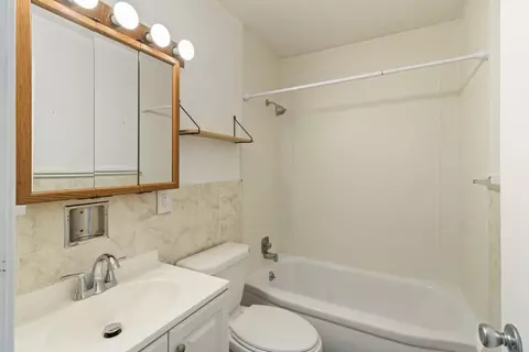 Bath - 2049 E Hamilton Ave, Springfield, IL 62702 photo 1 of 1