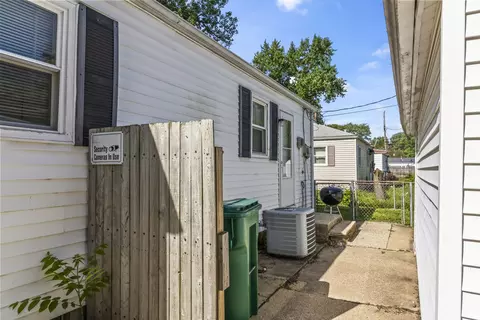 Exterior - 2049 E Hamilton Ave, Springfield, IL 62702 photo 3 of 5