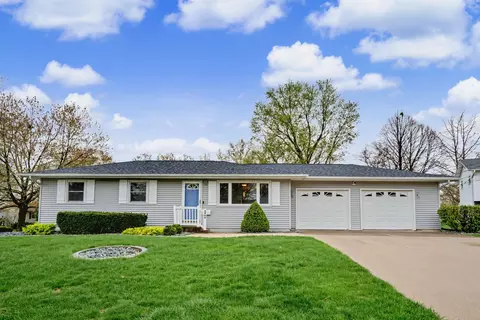 1935 Fairmeadows Ct, Bettendorf, IA 52722