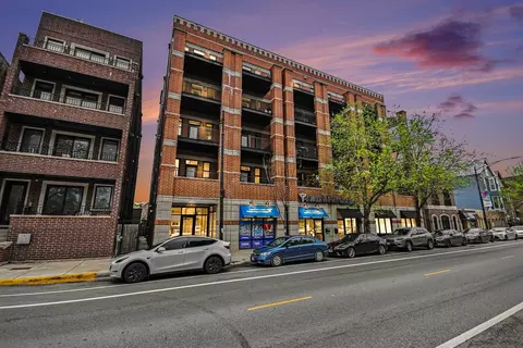 2222 W Belmont Ave #202, Chicago, IL 60618