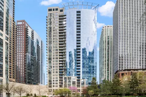 201 N Westshore Dr #801, Chicago, IL 60601