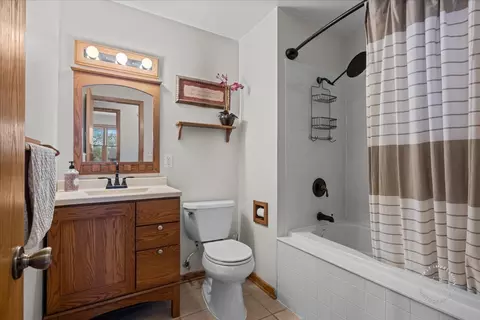 Bath - 1610 Heather Dr, Aurora, IL 60506 photo 2 of 4